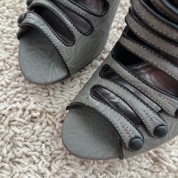 Gray ankle booties, peep, toe with buttons, open up to the top-perfect condition - Picture 14 of 16